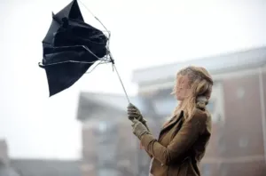 По всій території України оголошено "жовтий" рівень небезпеки через шквальний вітер