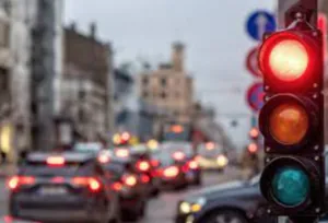 За проїзд на червоне світло можуть забирати водійські права — новий законопроєкт