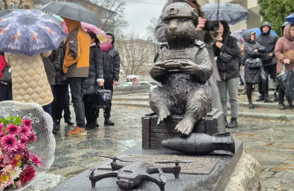 В Полтаві поблизу театру ляльок відкрили мініскульптуру на честь Юліана Матвійчука в образі бобра-аеророзвідника