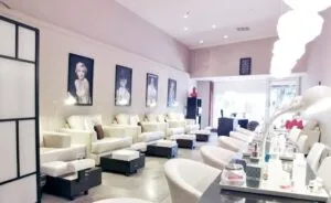 Навіщо потрібен якісний стіл для манікюру: ключ до зручності і професіоналізму