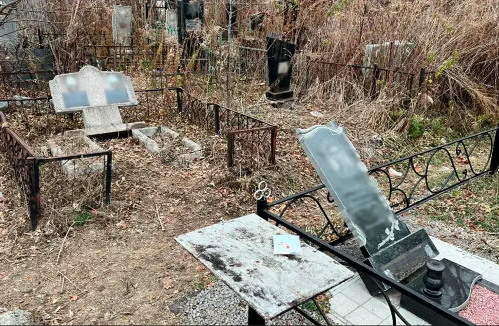 В Полтаві вандали пошкодили могили на кладовищі, що на вулиці Анни Ярославни