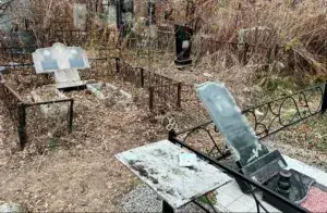 В Полтаві вандали пошкодили могили на кладовищі, що на вулиці Анни Ярославни