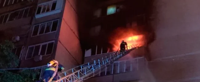 Жахлива знахідка вогнеборців: у Полтаві в квартирі багатоповерхівки знайшли мертву жінку після пожежі