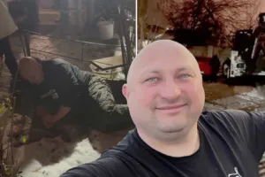 Нетверезий директор психлікарні в Полтаві намагався екскаватором знести горіх у дворі багатоповерхівки та стріляв з травмата по мешканцях будинку