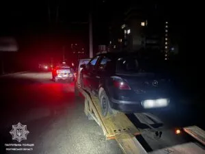 Евакуацією автівки закінчилися в Полтаві перегони для нетверезого водія