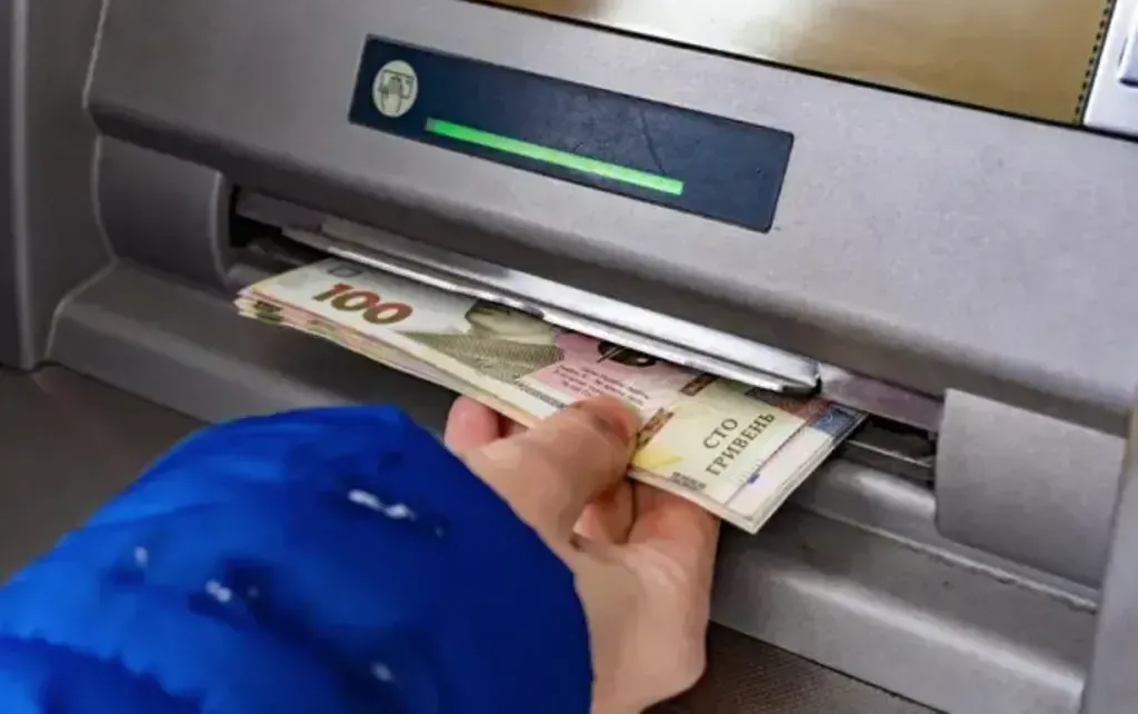 Через зняття готівки українцям можуть заблокувати картки: нові вимоги НБУ