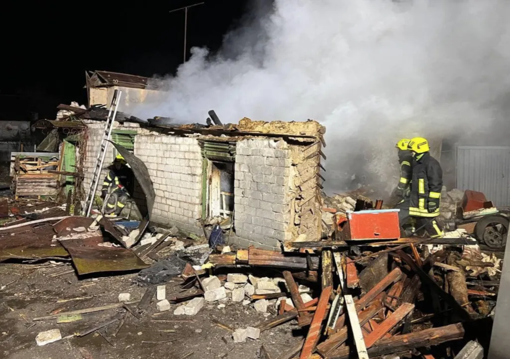 В Кременчуці "шахед" впав на будинок під час нічної атаки