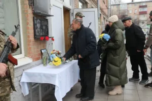 В Полтаві продовжують вшановувати загиблих Героїв: на фасаді школи №11 відкрили ще одну меморіальну дошку