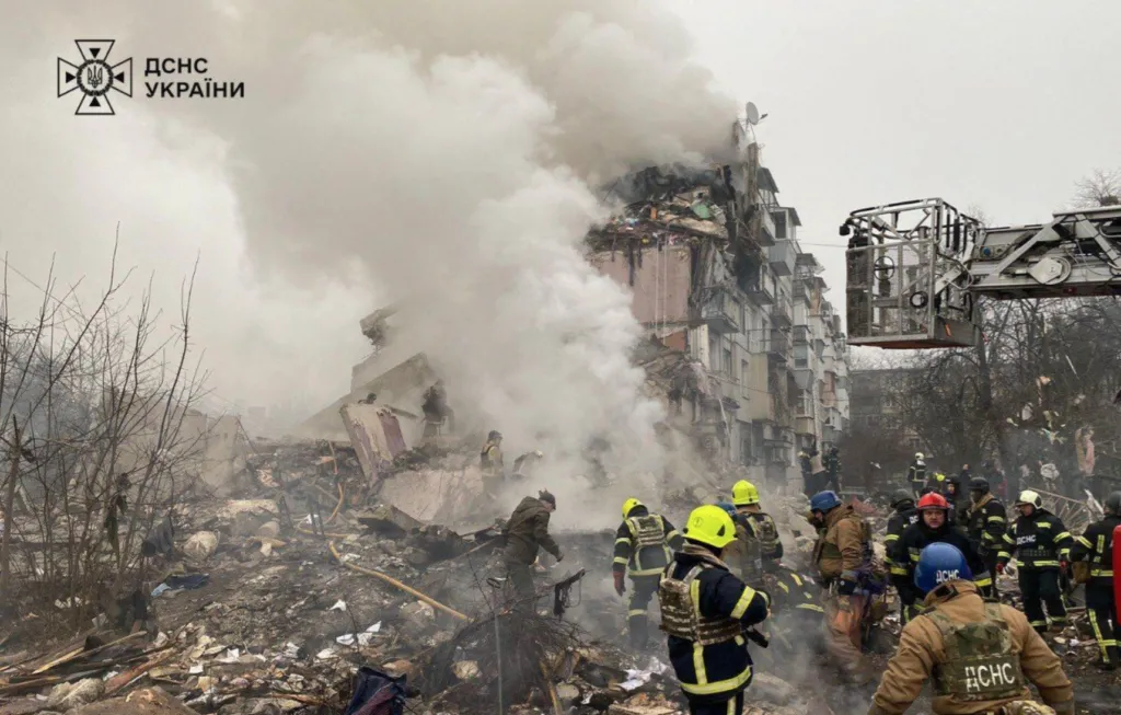 Внаслідок ракетного удару по Полтаві загинуло троє та постраждало семеро осіб: триває рятувальна операція