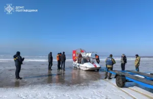 В Кременчуцькому районі перекинувся човен з рибалками: врятували усіх