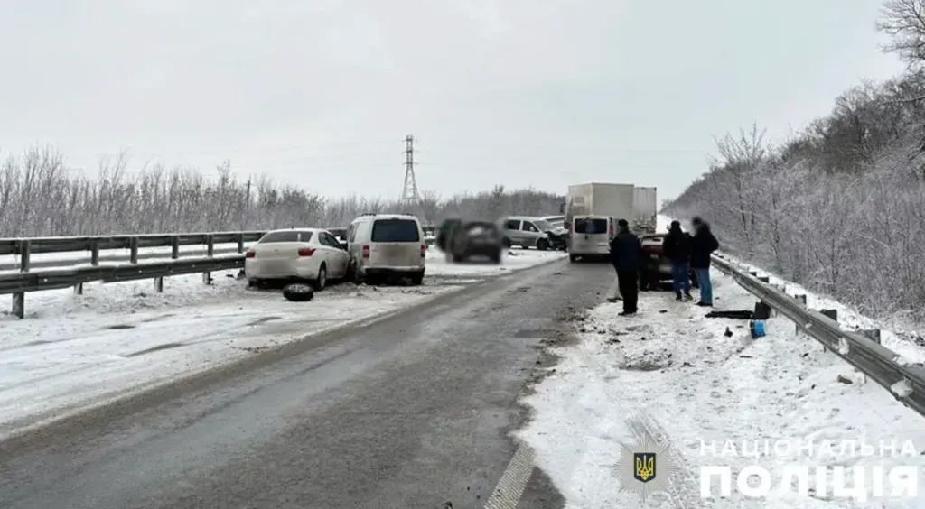 На Полтавщині 17 лютого вранці сталася масштабна ДТП за участю 10 автівок