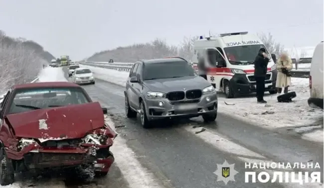 На Полтавщині 17 лютого вранці сталася масштабна ДТП за участю 10 автівок