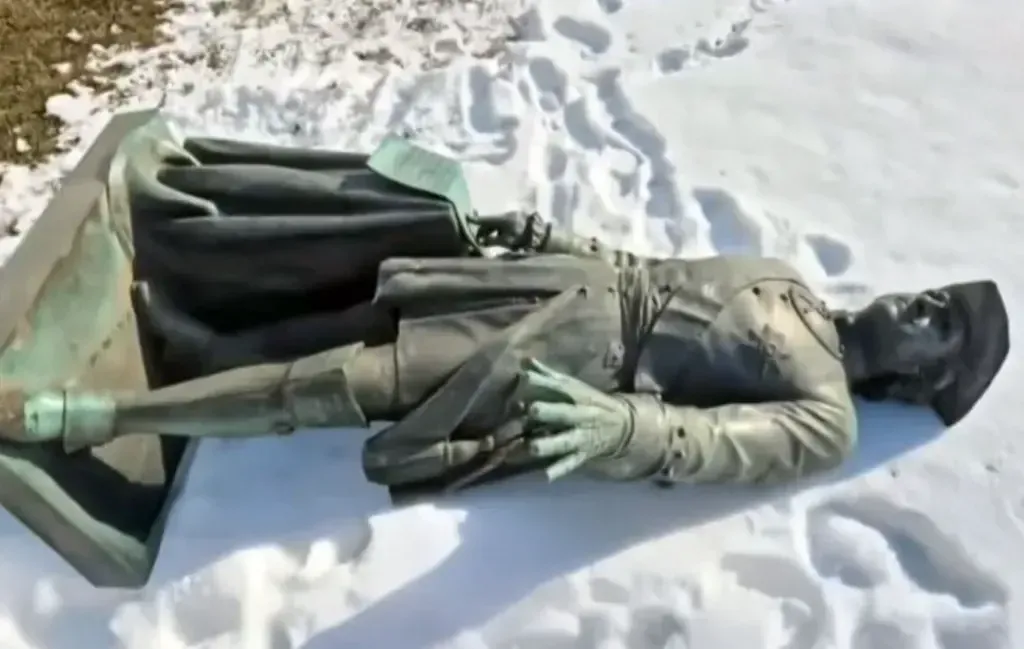 У Полтаві демонтували пам’ятник Петру І: не обійшлося без інтриг з боку міськради