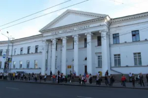 У Полтаві з даху Головпоштамту на студента впала бурулька