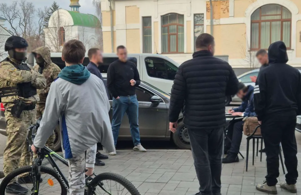 У Полтаві затримали двох чоловіків, які намагалися підкупити посадовців ТЦК за $4000