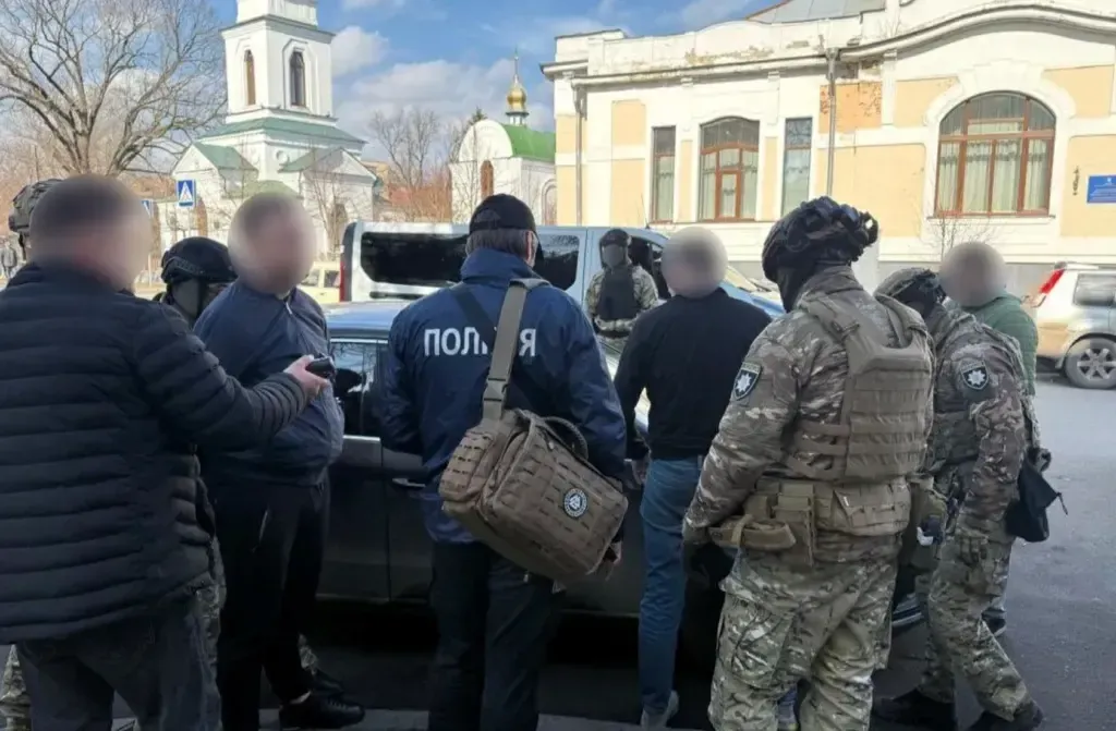 У Полтаві затримали адвоката та його спільника, які за $4000 обіцяли допомогти чоловіку уникнути розшуку