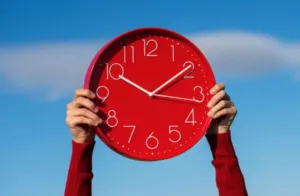 Переведення годинників на літній час 2025: чи відбудеться перехід в Україні