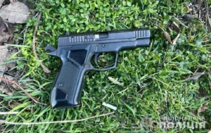 В Кременчуці чоловік стріляв з травмата по ТЦКашникам: що відомо