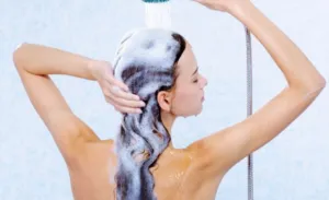 Коли краще мити голову: вранці чи ввечері? Думка трихологів