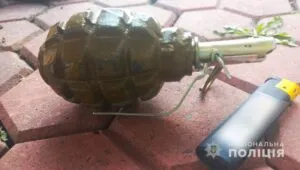 У Зінькові чоловік мав при собі гранату – поліція вилучила небезпечний предмет