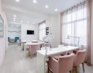 Чому варто обрати якісний манікюрний стіл: важливість правильного вибору для майстрів та салонів краси