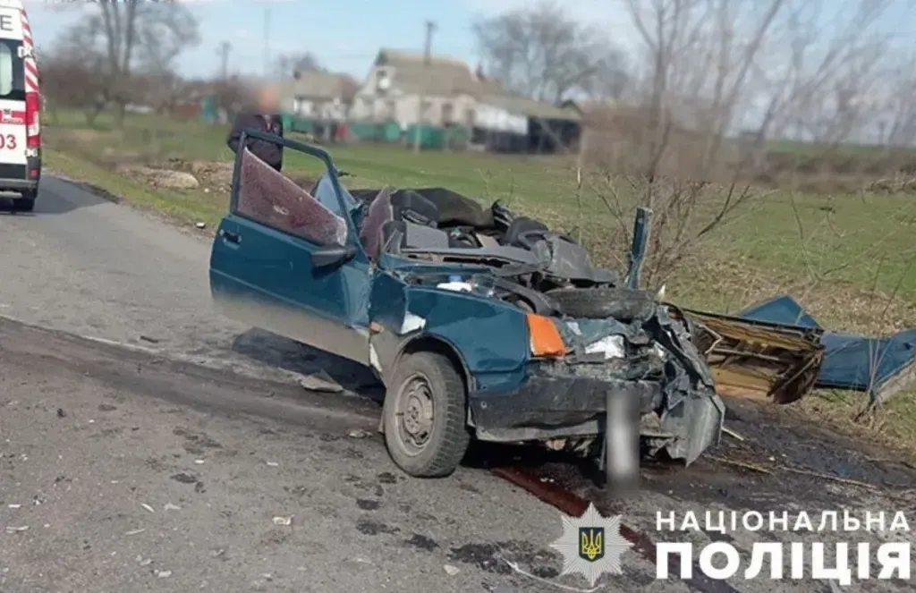 На Полтавщині сталася страшна ДТП: водій легковика загинув