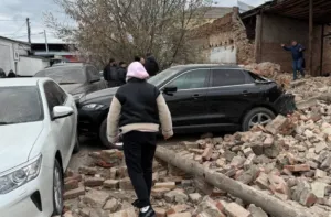 У Полтаві на центральному ринку обвалилася стіна складу: пошкоджено авто