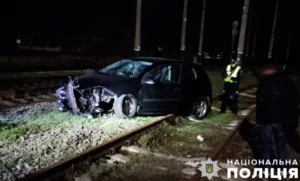 У Полтаві легковик злетів із дороги на залізничному переїзді