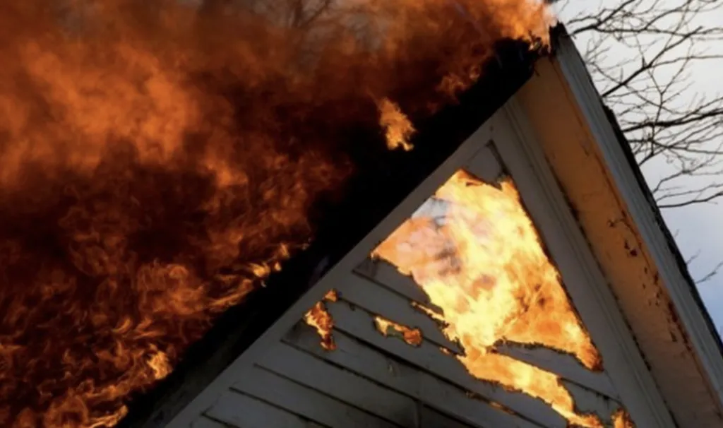 У Котельві нетверезий місцевий житель навмисно підпалив житловий будинок: поліція відкрила кримінальне провадження