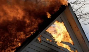 У Котельві нетверезий місцевий житель навмисно підпалив житловий будинок: поліція відкрила кримінальне провадження