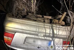 У Полтавському районі сталася аварія: легковий автомобіль перекинувся, водія доставлено до лікарні