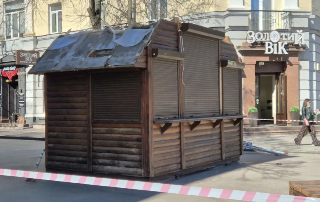 Ямщикови продовжують порушувати закон в Полтаві: на перехресті Соборності та Котляревського знесли кіоск, що належав ФОП Юхименко