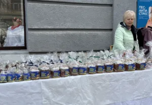 У Полтаві волонтери продають паски, щоб придбати авто для захисників