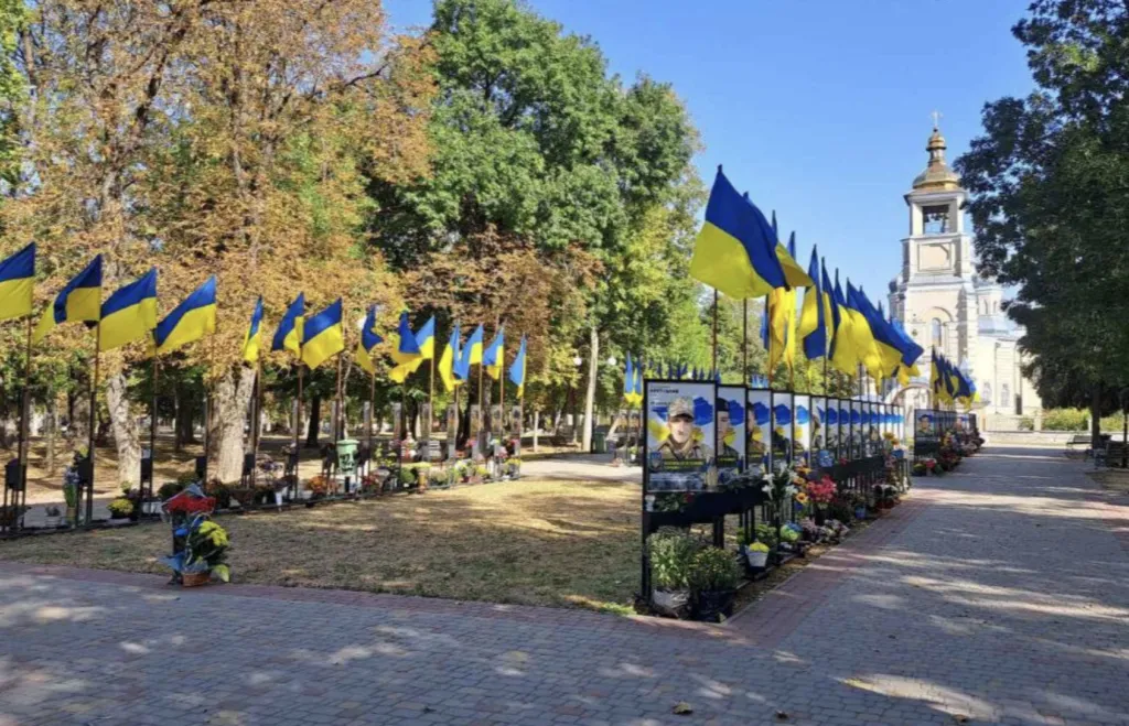 Родини 30 полеглих воїнів з Гадяцької громади не можуть добитися встановлення стел на Алеї пам'яті