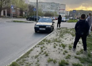 У Полтаві на Леваді автомобіль збив дитину на самокаті: хлопчика госпіталізували