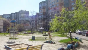 У Полтаві розпочали оновлення дитячих майданчиків: завозять пісок та виконують ремонти