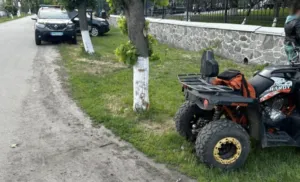 Через батьківську недбалість два підлітки у лікарні: діти керували квадроциклом й потрапили в ДТП
