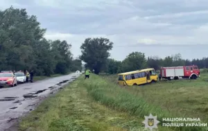 На Полтавщині шкільний автобус з дітьми злетів у кювет: постраждали троє малюків