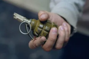 У Супрунівці згорів автомобіль: в салоні знайшли загиблого чоловіка, ймовірно, вибухнула граната