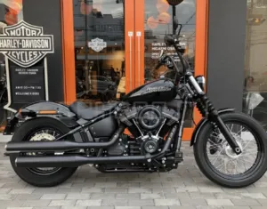 В кращих традиціях 90-х: в Полтаві спалили "харлей" та позашляховик керівника КАТП-1628