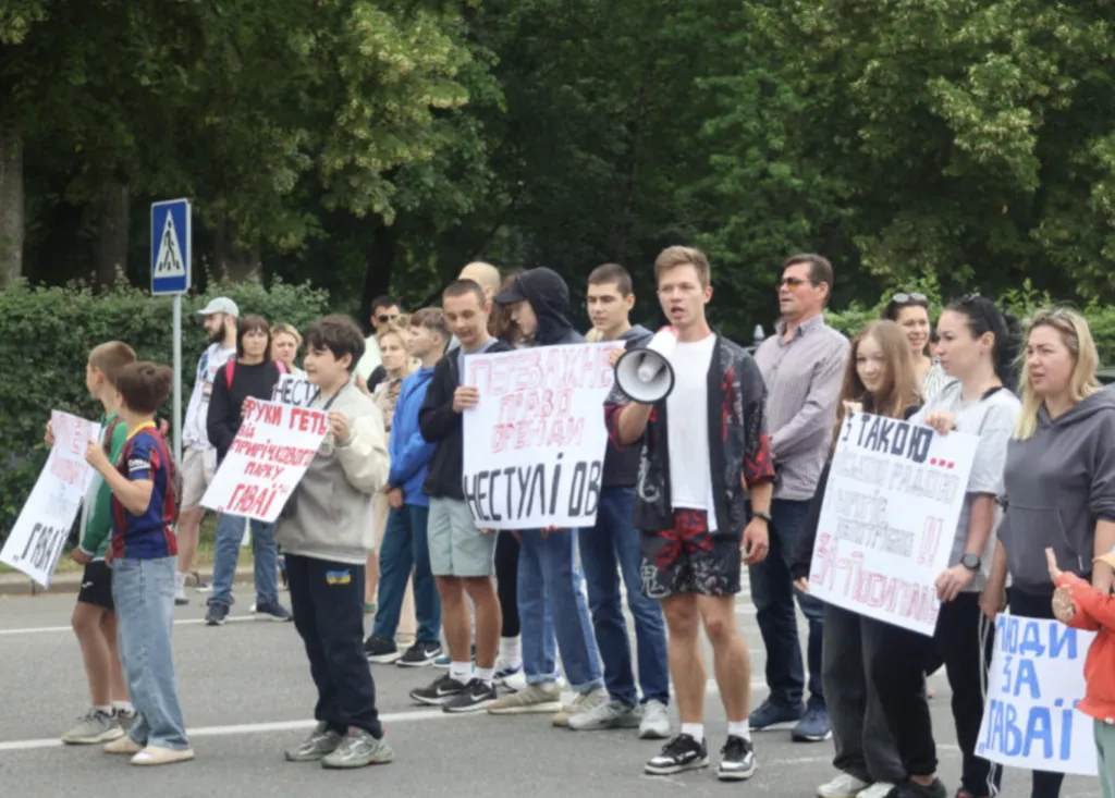 Полтавці влаштували пікет: в Полтаві протестують проти знищення пляжу «Гаваї»