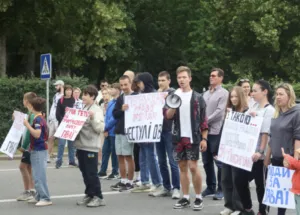 Полтавці влаштували пікет: в Полтаві протестують проти знищення пляжу «Гаваї»