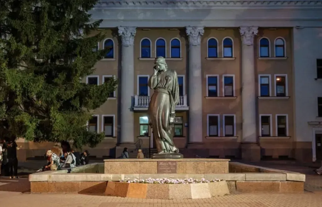 У Полтаві до Дня міста оновили підсвітку біля пам’ятника Марусі Чурай та головного собору