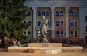 У Полтаві до Дня міста оновили підсвітку біля пам’ятника Марусі Чурай та головного собору