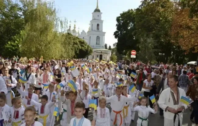 У Полтаві до Дня міста оновили підсвітку біля пам’ятника Марусі Чурай та головного собору