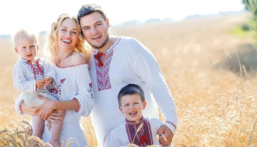 Красиві привітання до Дня Конституції 2025: листівки, вірші, проза