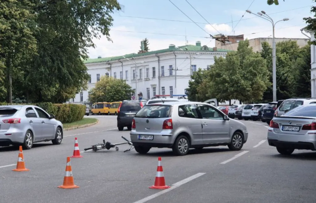 В центрі Полтави сталося ДТП: автівка збила велосипедиста