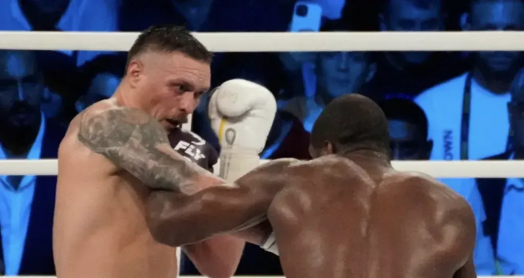 Усик нокаутував Дюбуа у реванші та став абсолютним чемпіоном світу