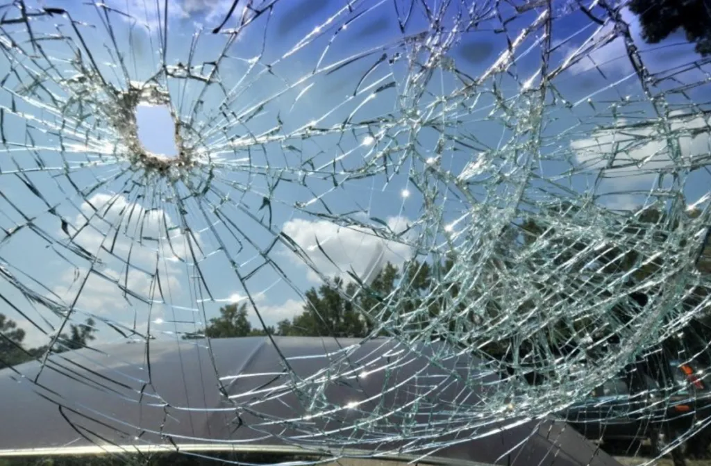 На Полтавщині жінка кинула камінь в авто ТЦК: їй загрожує до 8 років ув’язнення