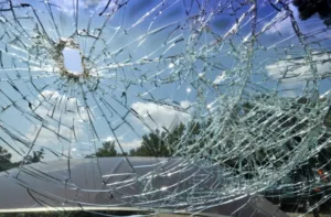 На Полтавщині жінка кинула камінь в авто ТЦК: їй загрожує до 8 років ув’язнення